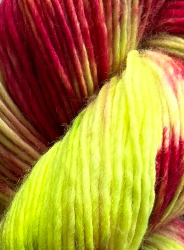 Håndfarvet Single Merino DK strikkes på pind 4. Meget blødt håndfarvet garn til babystrik og børnestrik. Dette bløde og luftige garn er håndfarvet i smukke nuancer af mørk pink og neon grøn