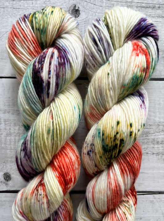 Håndfarvet Single Merino DK strikkes på pind 4. Meget blødt håndfarvet garn til babystrik og børnestrik. Dette bløde og luftige garn er håndfarvet i smukke nuancer af lilla, grøn, gul og orange rød