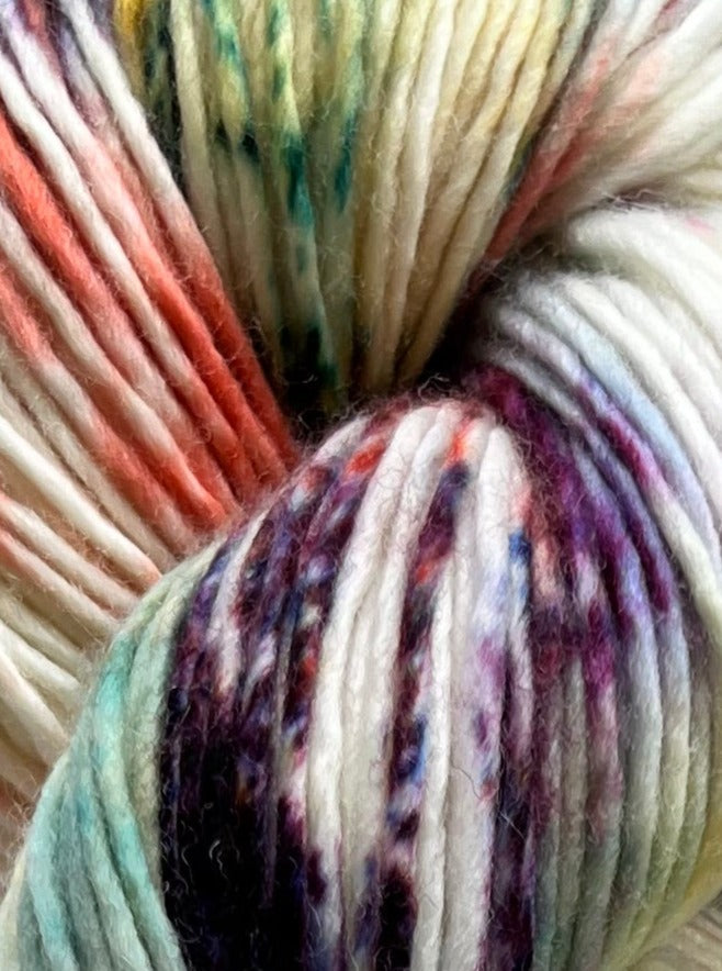 Håndfarvet Single Merino DK strikkes på pind 4. Meget blødt håndfarvet garn til babystrik og børnestrik. Dette bløde og luftige garn er håndfarvet i smukke nuancer af lilla, grøn, gul og orange rød
