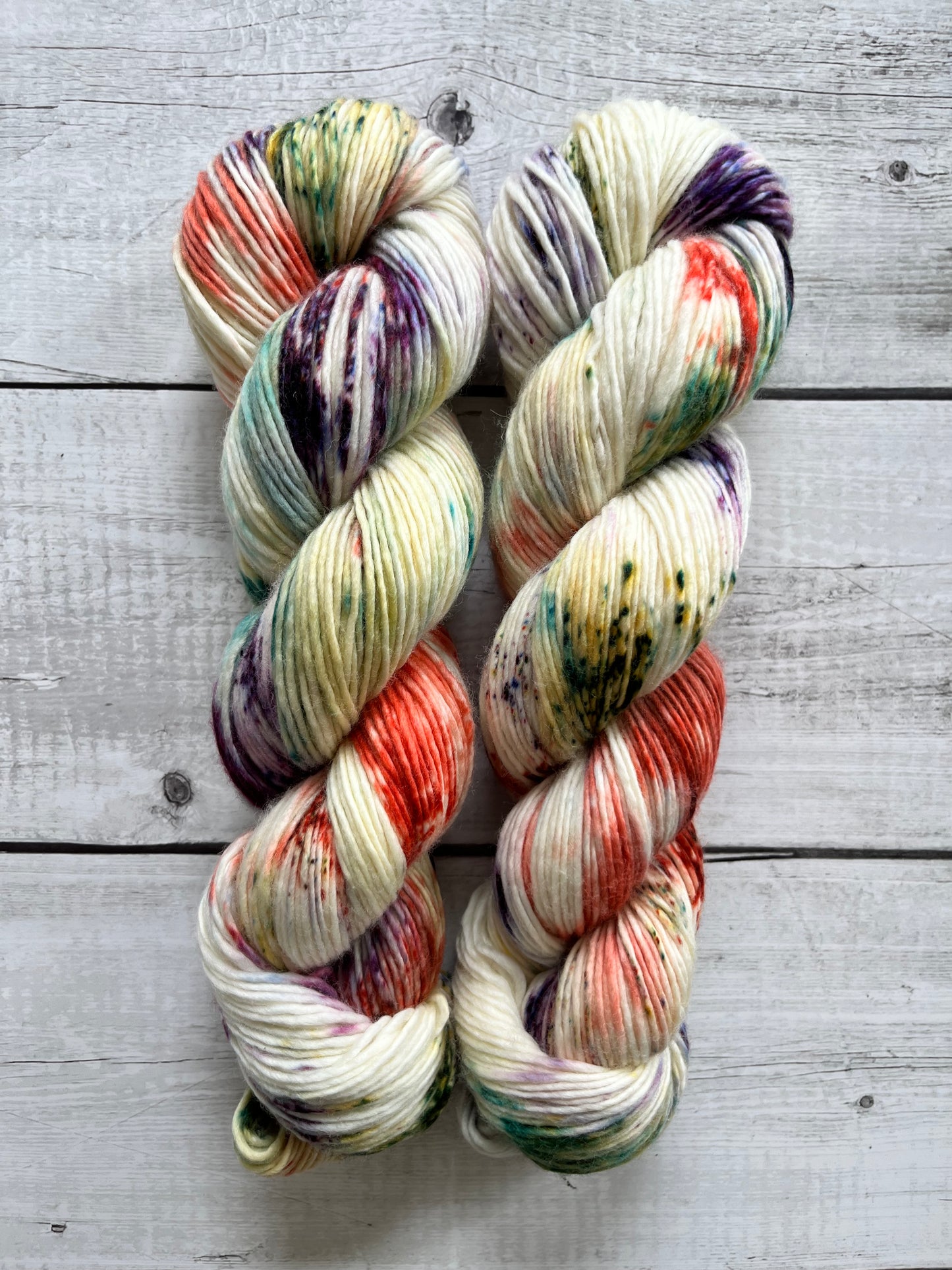 Håndfarvet Single Merino DK strikkes på pind 4. Meget blødt håndfarvet garn til babystrik og børnestrik. Dette bløde og luftige garn er håndfarvet i smukke nuancer af lilla, grøn, gul og orange rød