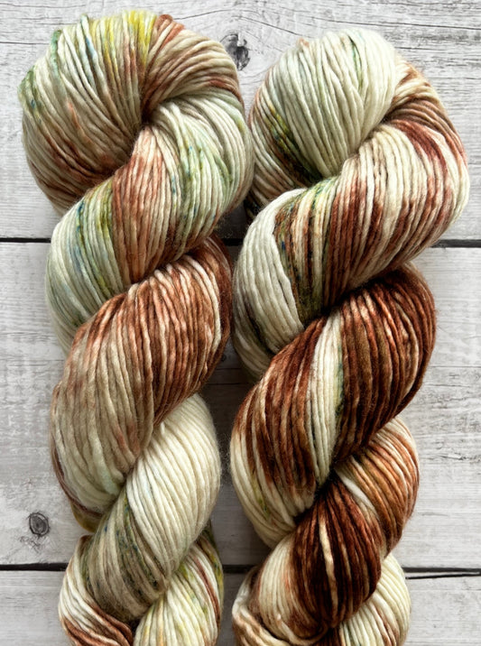 Håndfarvet Single Merino DK strikkes på pind 4. Meget blødt håndfarvet garn til babystrik og børnestrik. Dette bløde og luftige garn er håndfarvet i smukke nuancer af brun, grøn og blå