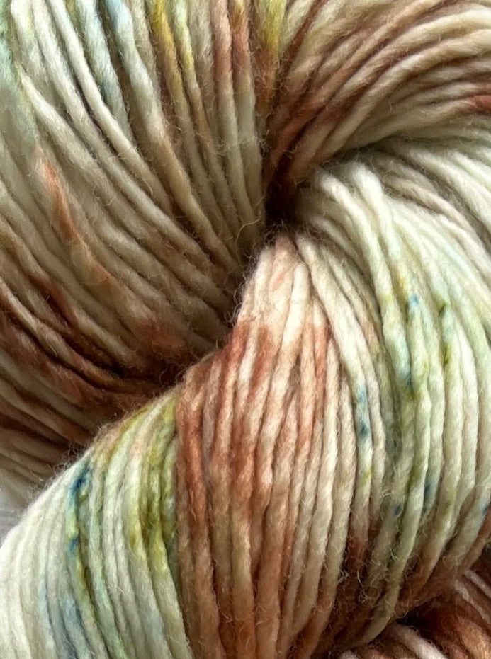 Håndfarvet Single Merino DK strikkes på pind 4. Meget blødt håndfarvet garn til babystrik og børnestrik. Dette bløde og luftige garn er håndfarvet i smukke nuancer af brun, grøn og blå