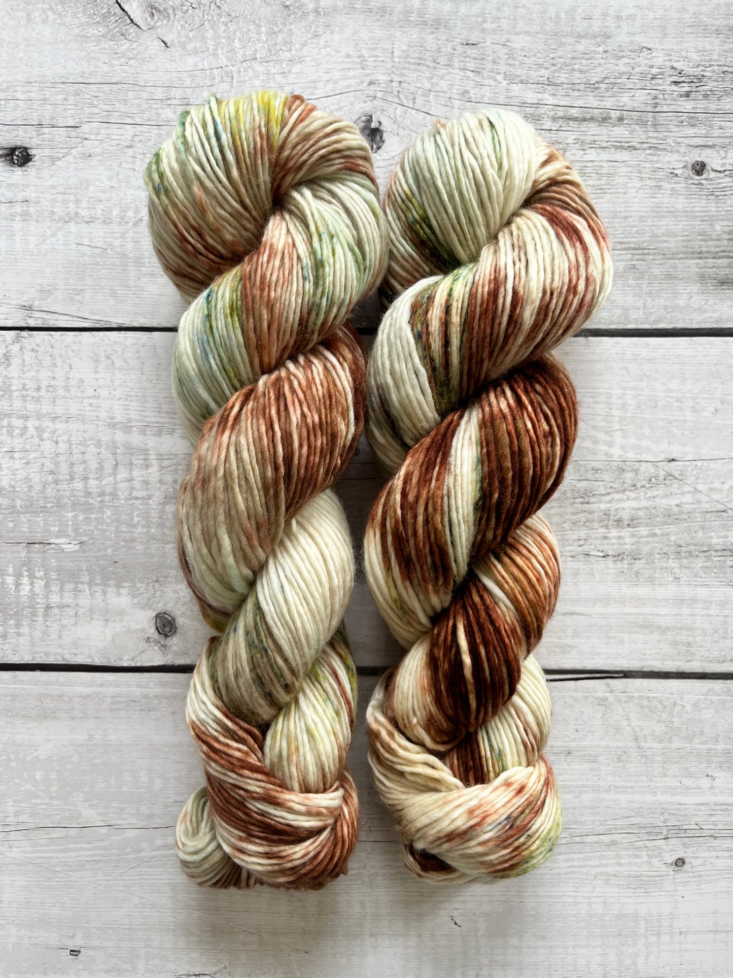 Håndfarvet Single Merino DK strikkes på pind 4. Meget blødt håndfarvet garn til babystrik og børnestrik. Dette bløde og luftige garn er håndfarvet i smukke nuancer af brun, grøn og blå