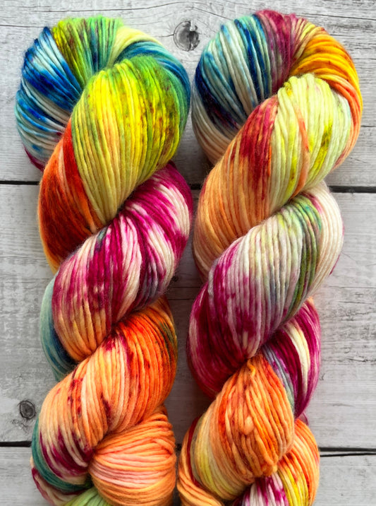 Håndfarvet Single Merino DK strikkes på pind 4. Meget blødt håndfarvet garn til babystrik og børnestrik. Dette bløde og luftige garn er håndfarvet i smukke nuancer af pink, blå, gul, grøn, orange og lilla