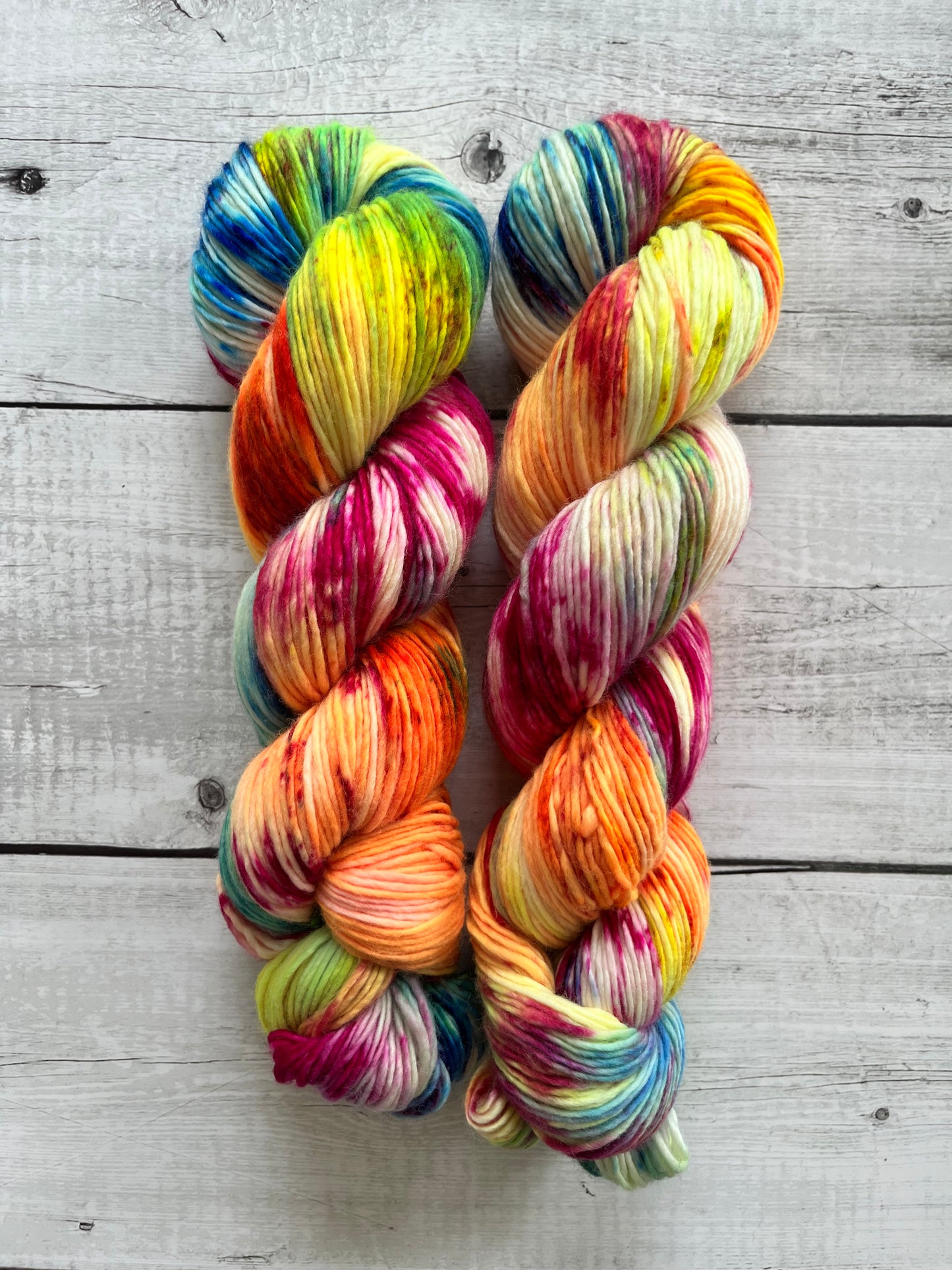 Håndfarvet Single Merino DK strikkes på pind 4. Meget blødt håndfarvet garn til babystrik og børnestrik. Dette bløde og luftige garn er håndfarvet i smukke nuancer af pink, blå, gul, grøn, orange og lilla