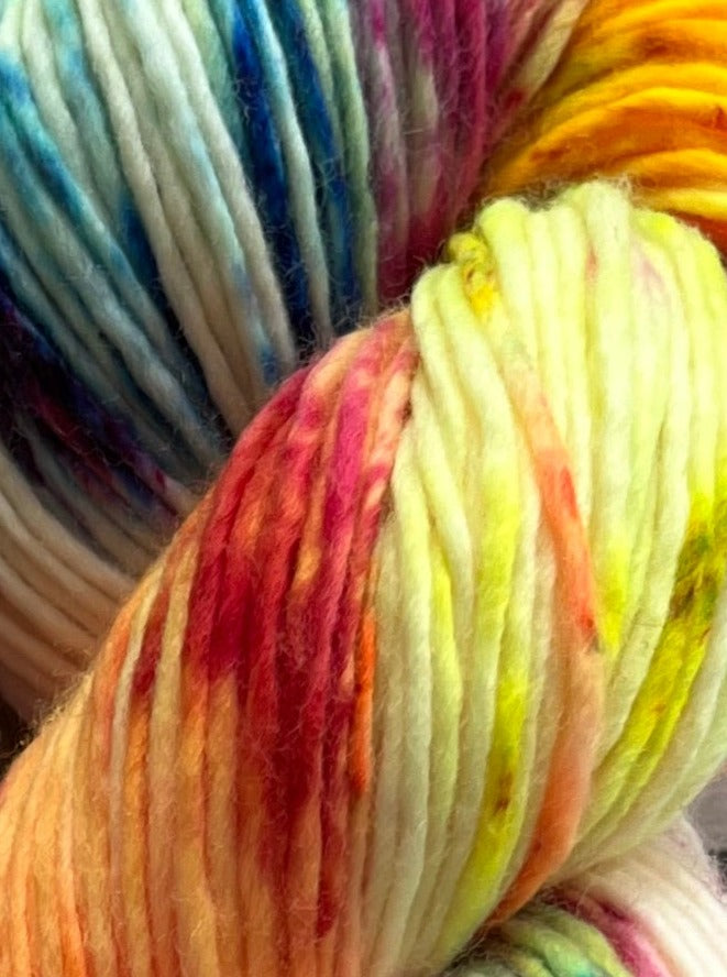 Håndfarvet Single Merino DK strikkes på pind 4. Meget blødt håndfarvet garn til babystrik og børnestrik. Dette bløde og luftige garn er håndfarvet i smukke nuancer af pink, blå, gul, grøn, orange og lilla