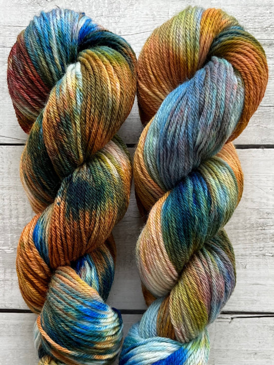 Håndfarvet Peruvian Highland uld. Håndfarvet ny ren highland uld. Håndfarvet ubehandlet uld. Dette garn er håndarvet i smukke nuancer af kobolt blå, lilla rosa og gylden brun