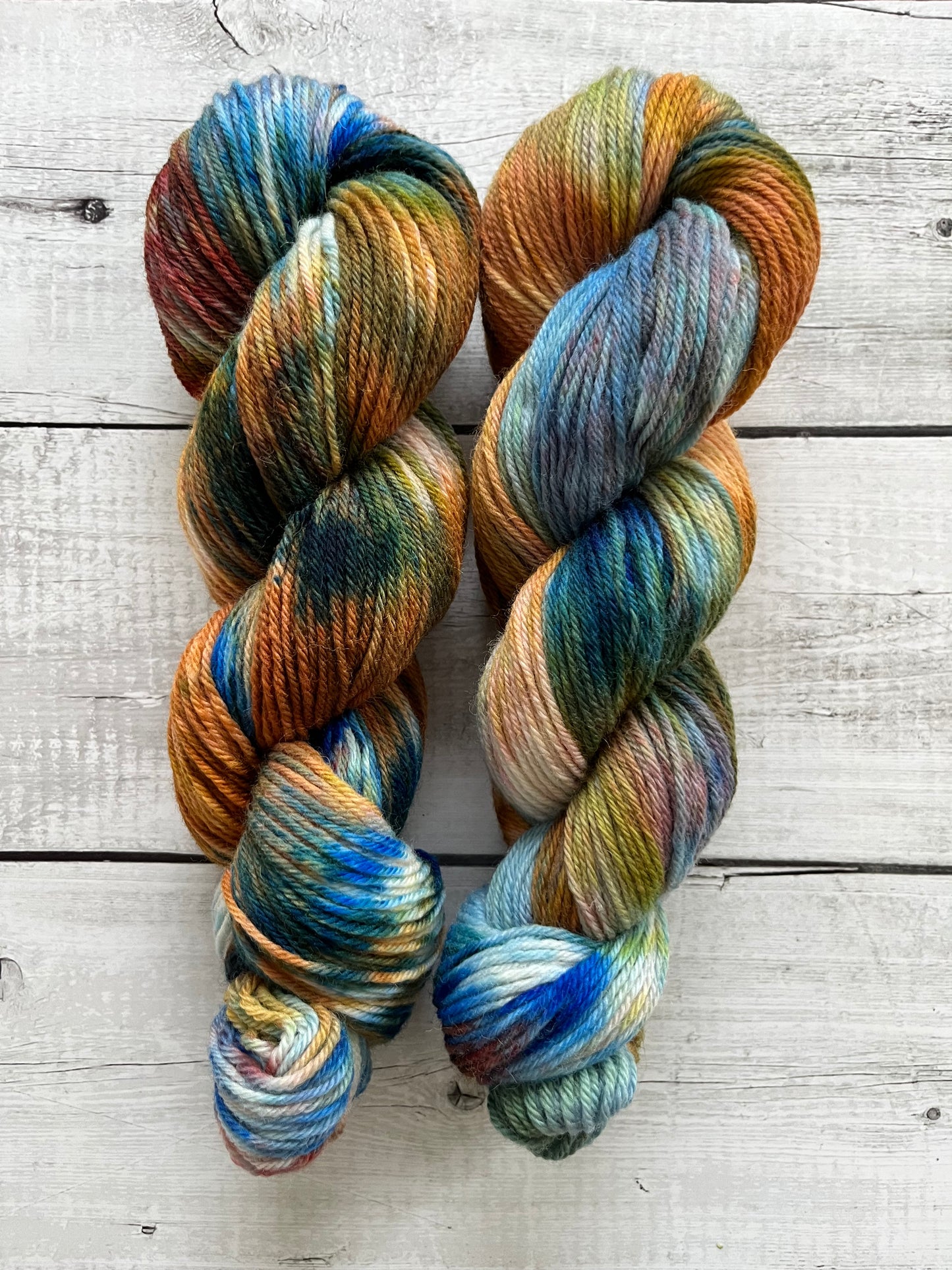 Håndfarvet Peruvian Highland uld. Håndfarvet ny ren highland uld. Håndfarvet ubehandlet uld. Dette garn er håndarvet i smukke nuancer af kobolt blå, lilla rosa og gylden brun