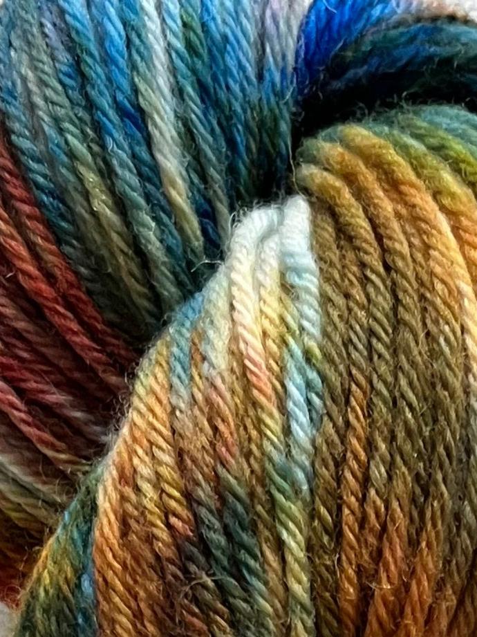 Håndfarvet Peruvian Highland uld. Håndfarvet ny ren highland uld. Håndfarvet ubehandlet uld. Dette garn er håndarvet i smukke nuancer af kobolt blå, lilla rosa og gylden brun