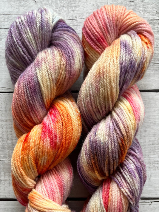 Håndfarvet Peruvian Highland uld. Håndfarvet ny ren highland uld. Håndfarvet ubehandlet uld. Dette garn er håndarvet i smukke nuancer af lilla, pink og orange