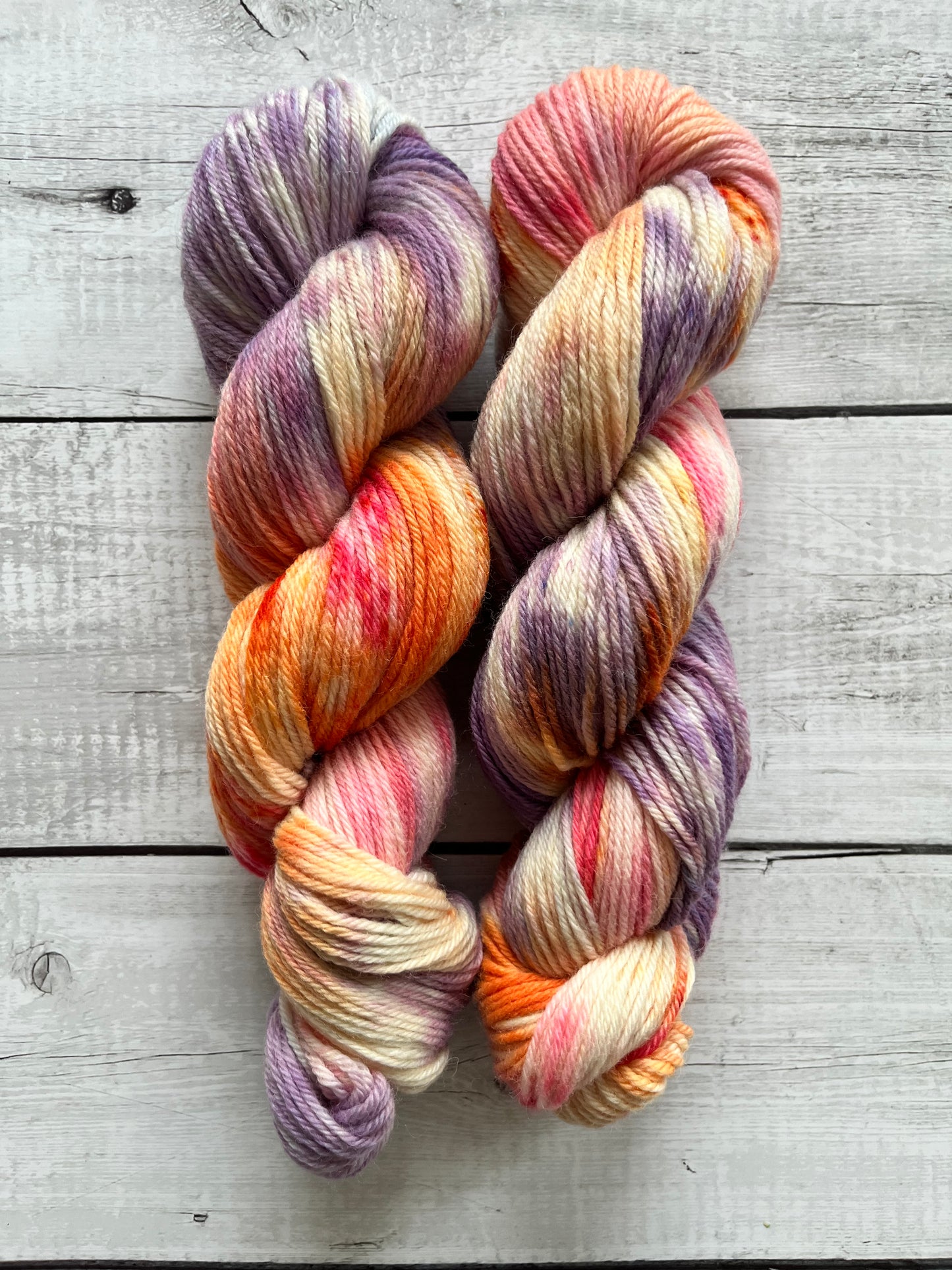 Håndfarvet Peruvian Highland uld. Håndfarvet ny ren highland uld. Håndfarvet ubehandlet uld. Dette garn er håndarvet i smukke nuancer af lilla, pink og orange