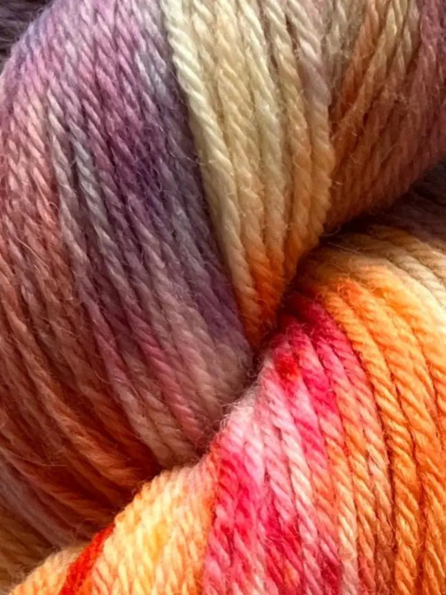 Håndfarvet Peruvian Highland uld. Håndfarvet ny ren highland uld. Håndfarvet ubehandlet uld. Dette garn er håndarvet i smukke nuancer af lilla, pink og orange