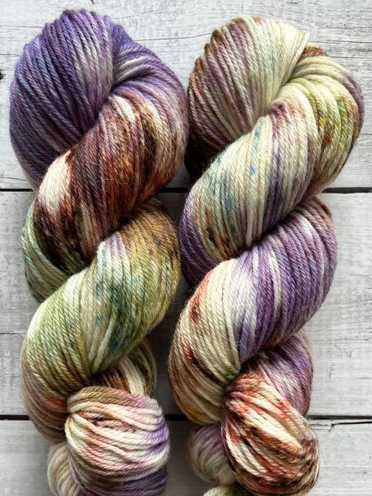 Håndfarvet Peruvian Highland uld. Håndfarvet ny ren highland uld. Håndfarvet ubehandlet uld. Dette garn er håndarvet i smukke nuancer af lilla, grøn og brun