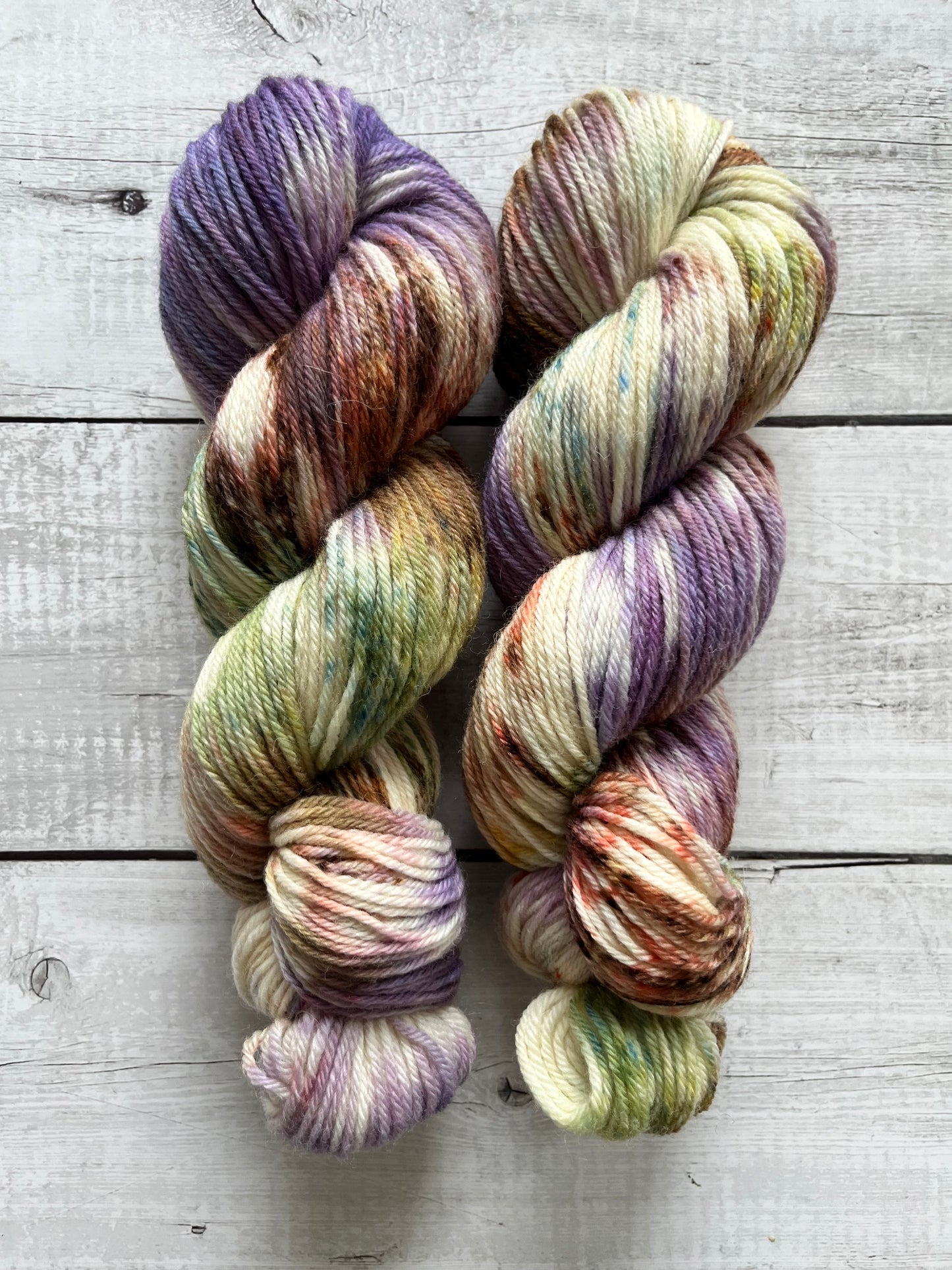 Håndfarvet Peruvian Highland uld. Håndfarvet ny ren highland uld. Håndfarvet ubehandlet uld. Dette garn er håndarvet i smukke nuancer af lilla, grøn og brun