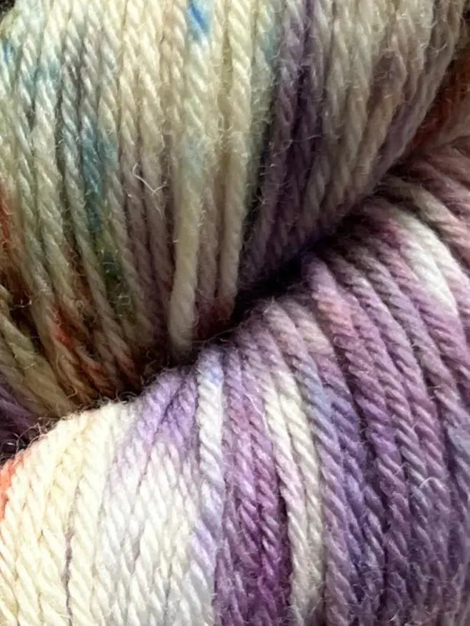 Håndfarvet Peruvian Highland uld. Håndfarvet ny ren highland uld. Håndfarvet ubehandlet uld. Dette garn er håndarvet i smukke nuancer af lilla, grøn og brun