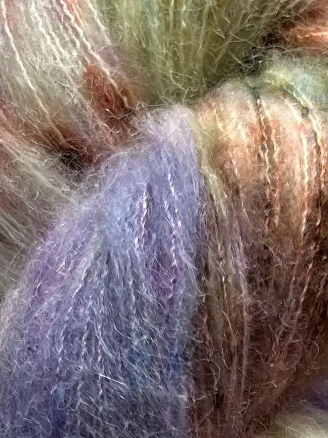 Håndfarvet Suri Alpaca Silk er den blødeste følgetråd, og et godt alternativ til mohair. Håndfarvet garn i alpakka og silke. Garnet er håndfarvet i smukke nuancer af lilla, grøn og brun