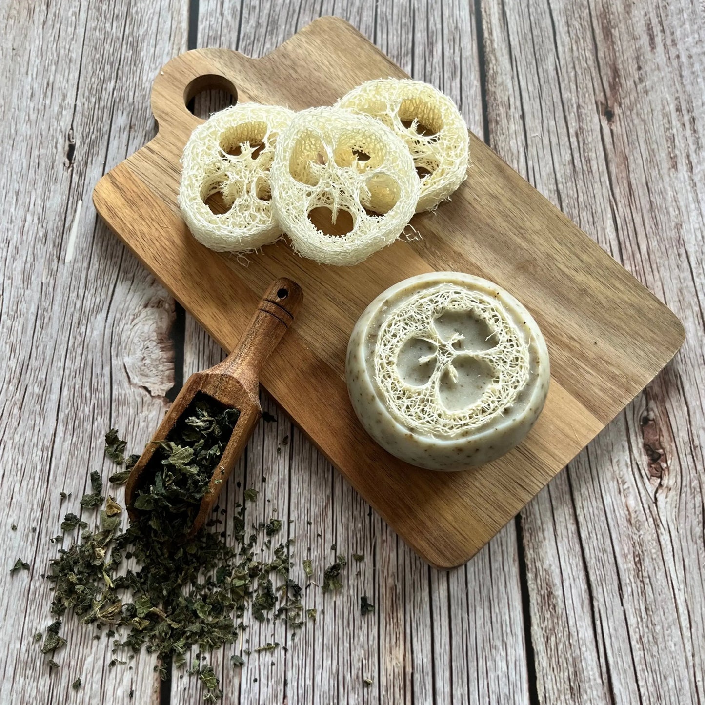 Mild og naturlig sæbe til hænder, krop og ansigt. Håndlavet sæbe bar med brændenælde. Denne eksfolierende sæbe med loofah er uden parfume
