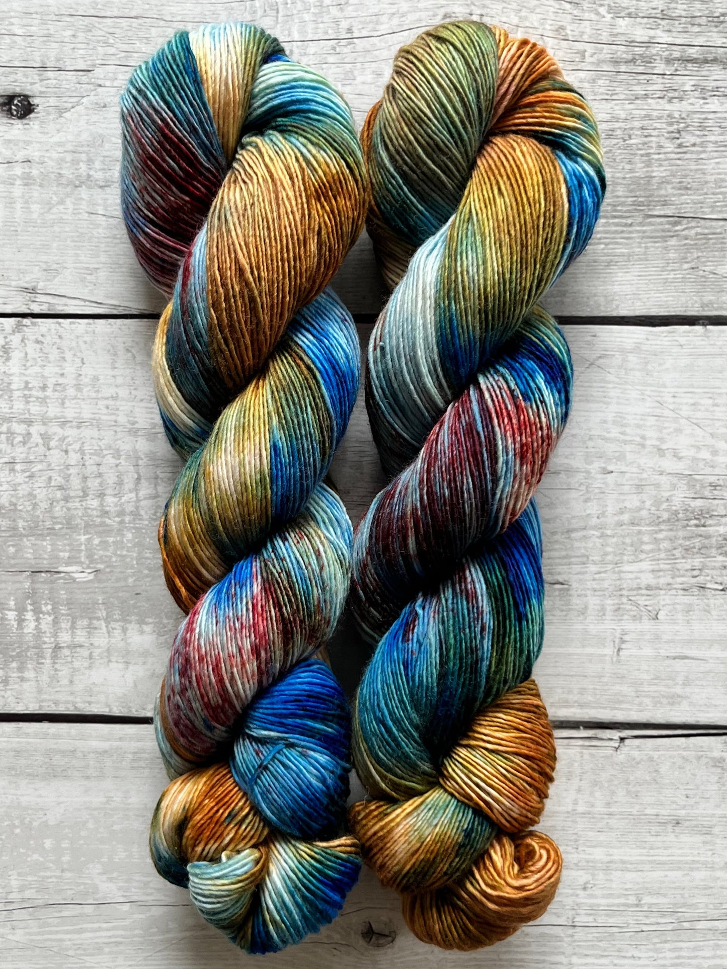Håndfarvet Single Merino strikkes på pind 3. Meget blødt håndfarvet garn til babystrik og børnestrik. Dette bløde og luftige garn er håndfarvet i smukke nuancer af kongeblå, gylden brun og rosa