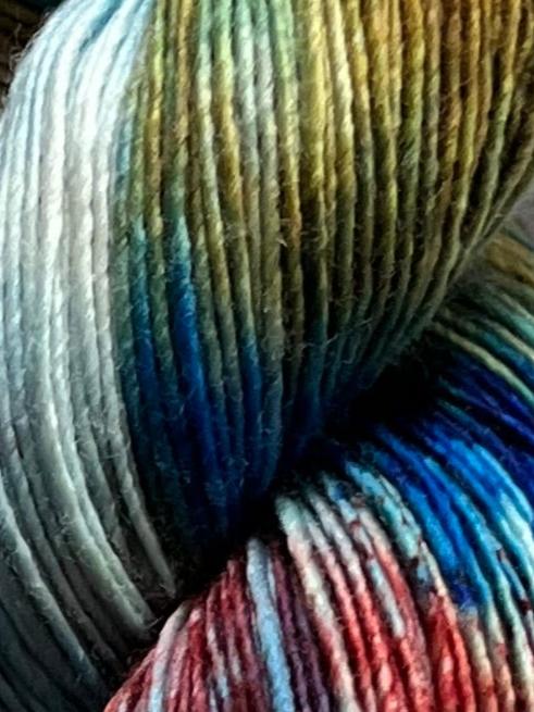 Håndfarvet Single Merino strikkes på pind 3. Meget blødt håndfarvet garn til babystrik og børnestrik. Dette bløde og luftige garn er håndfarvet i smukke nuancer af kongeblå, gylden brun og rosa
