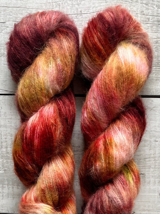 Håndfarvet Suri Alpaca Silk er den blødeste følgetråd, og et godt alternativ til mohair. Håndfarvet garn i alpakka og silke. Garnet er håndfarvet i smukke nuancer af bordeaux, pink og gylden brun
