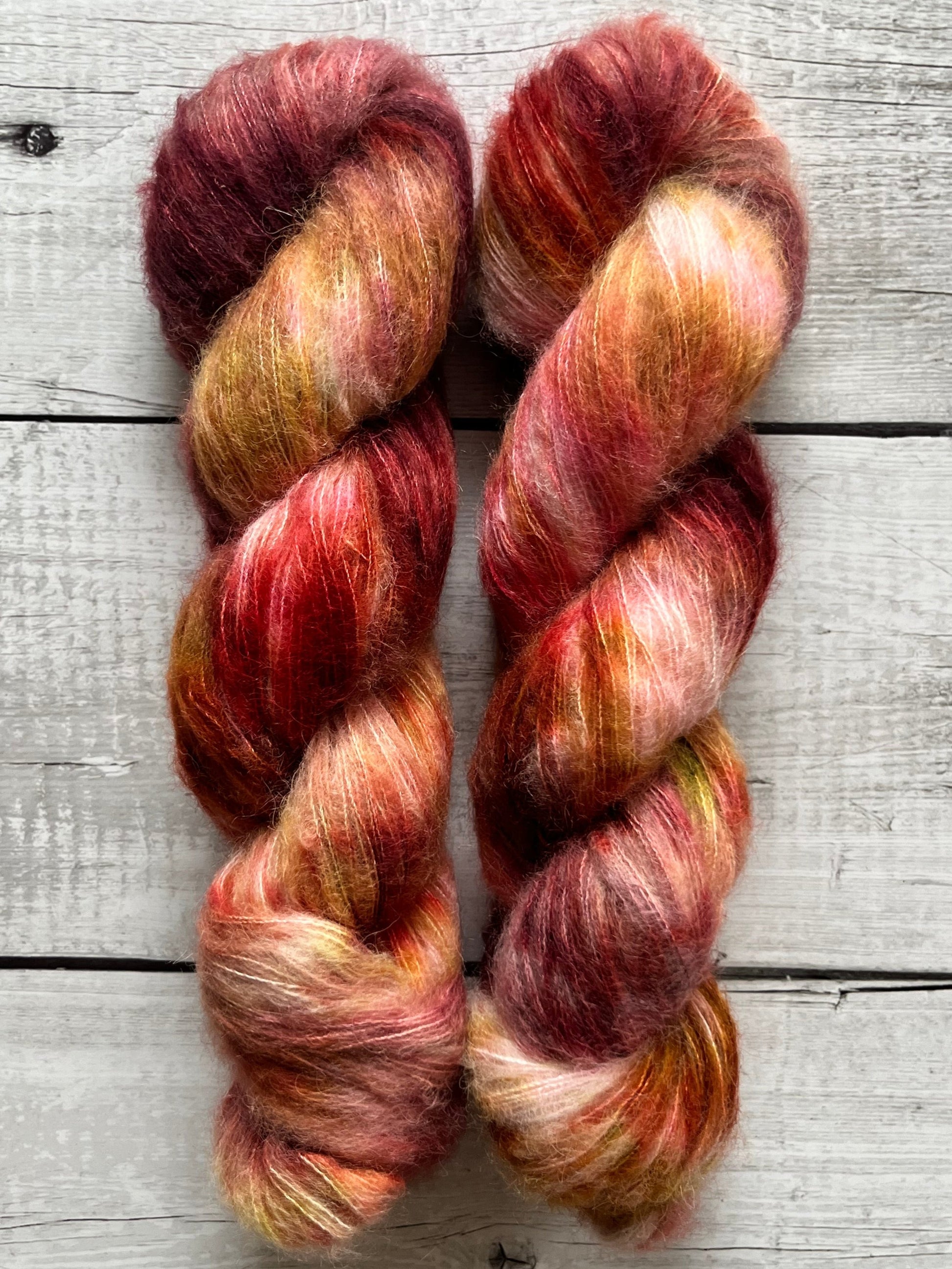 Håndfarvet Suri Alpaca Silk er den blødeste følgetråd, og et godt alternativ til mohair. Håndfarvet garn i alpakka og silke. Garnet er håndfarvet i smukke nuancer af bordeaux, pink og gylden brun