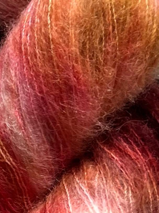 Håndfarvet Suri Alpaca Silk er den blødeste følgetråd, og et godt alternativ til mohair. Håndfarvet garn i alpakka og silke. Garnet er håndfarvet i smukke nuancer af bordeaux, pink og gylden brun