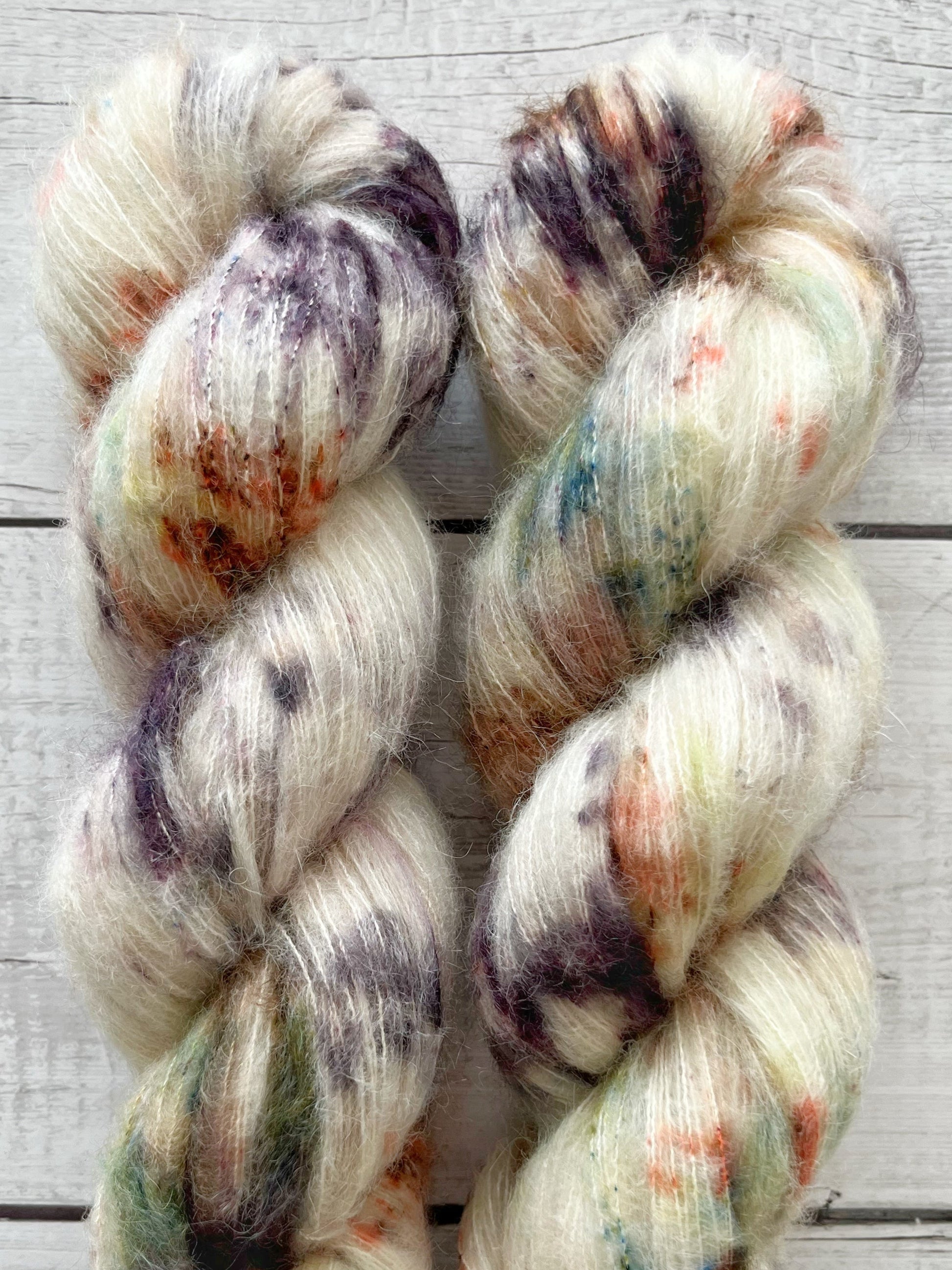 Håndfarvet Suri Alpaca Silk er den blødeste følgetråd, og et godt alternativ til mohair. Håndfarvet garn i alpakka og silke. Garnet er håndfarvet i smukke nuancer af lilla, grøn, blå og brun