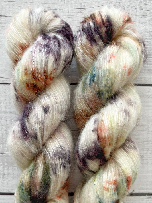 Håndfarvet Suri Alpaca Silk er den blødeste følgetråd, og et godt alternativ til mohair. Håndfarvet garn i alpakka og silke. Garnet er håndfarvet i smukke nuancer af lilla, grøn, blå og brun