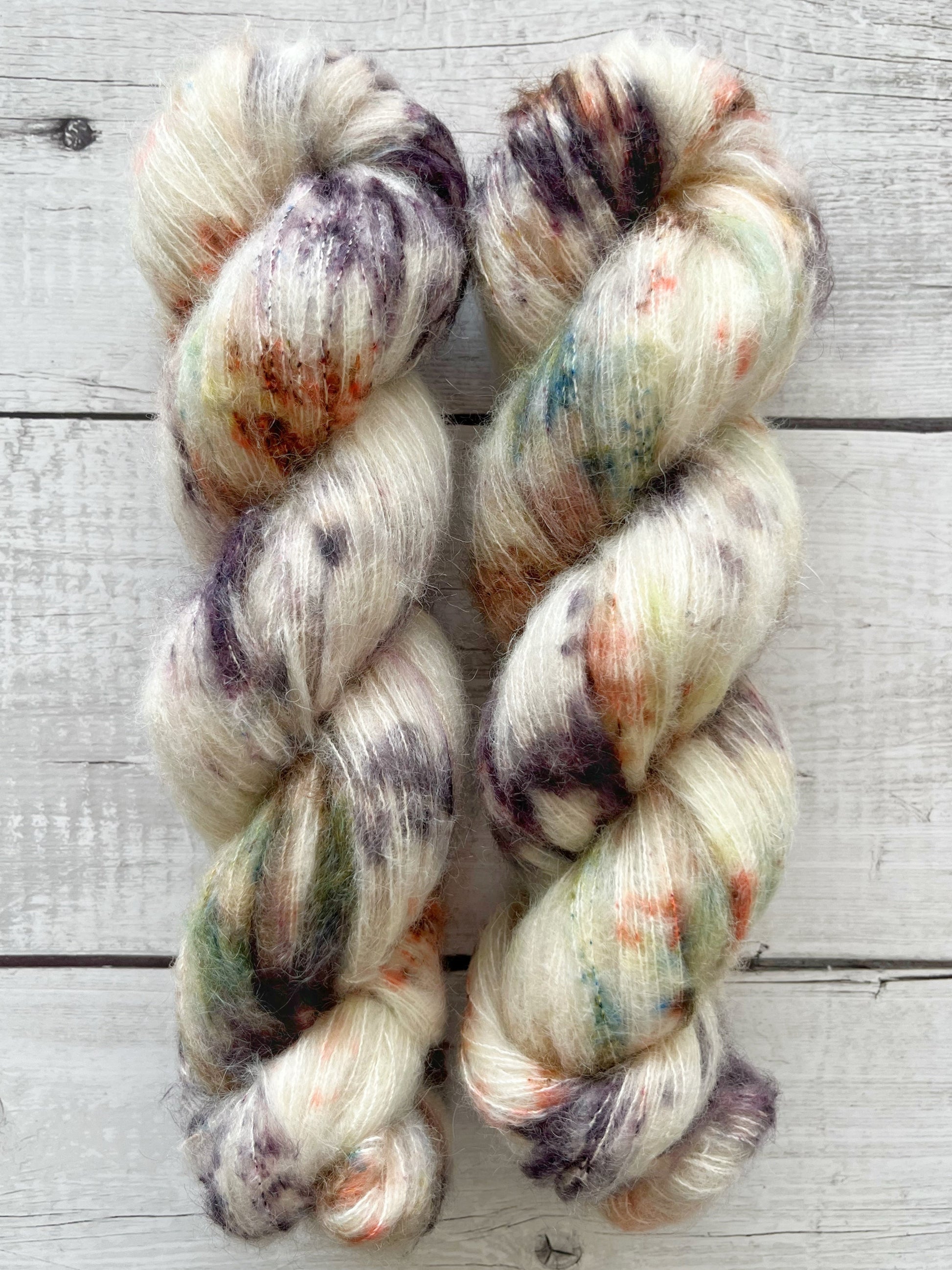 Håndfarvet Suri Alpaca Silk er den blødeste følgetråd, og et godt alternativ til mohair. Håndfarvet garn i alpakka og silke. Garnet er håndfarvet i smukke nuancer af lilla, grøn, blå og brun