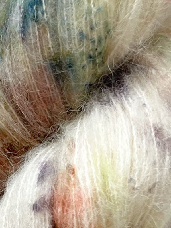 Håndfarvet Suri Alpaca Silk er den blødeste følgetråd, og et godt alternativ til mohair. Håndfarvet garn i alpakka og silke. Garnet er håndfarvet i smukke nuancer af lilla, grøn, blå og brun