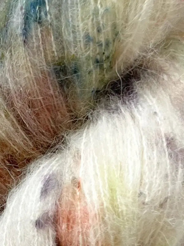 Håndfarvet Suri Alpaca Silk er den blødeste følgetråd, og et godt alternativ til mohair. Håndfarvet garn i alpakka og silke. Garnet er håndfarvet i smukke nuancer af lilla, grøn, blå og brun