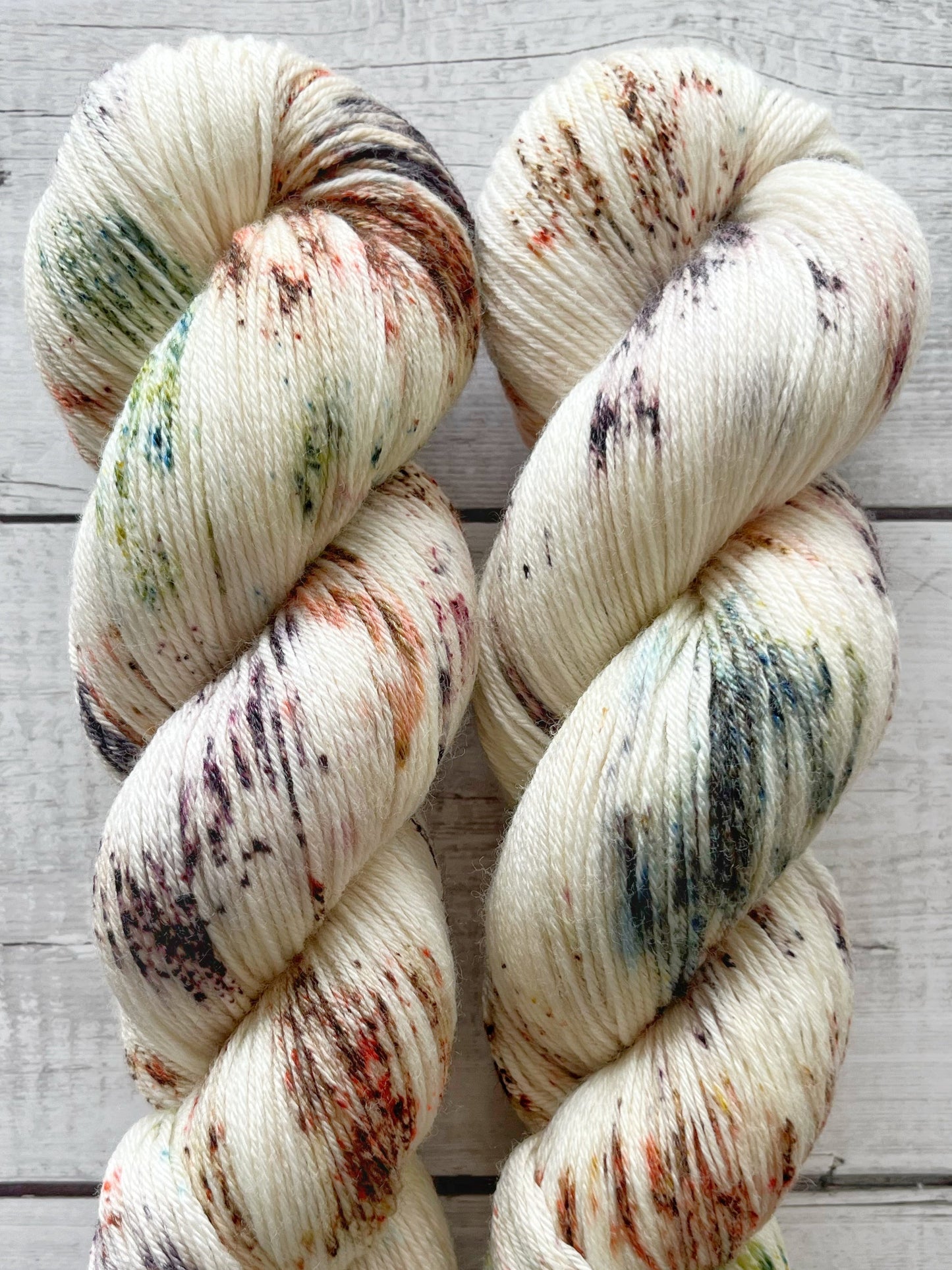 Håndfarvet garn i Merino Bamboo uld. Dette håndfarvede strømpegarn er farvet med smukke nuancer af brun, lilla og grøn