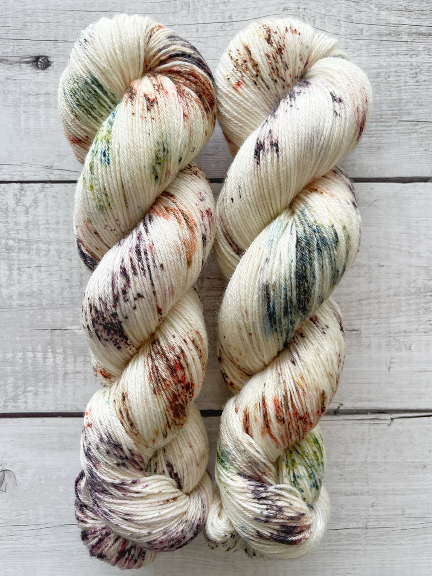 Håndfarvet garn i Merino Bamboo uld. Dette håndfarvede strømpegarn er farvet med smukke nuancer af brun, lilla og grøn