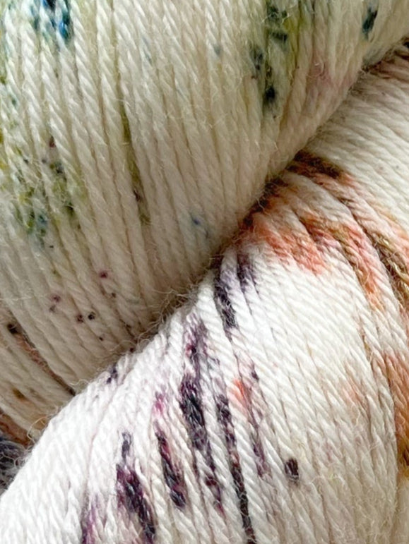 Håndfarvet garn i Merino Bamboo uld. Dette håndfarvede strømpegarn er farvet med smukke nuancer af brun, lilla og grøn