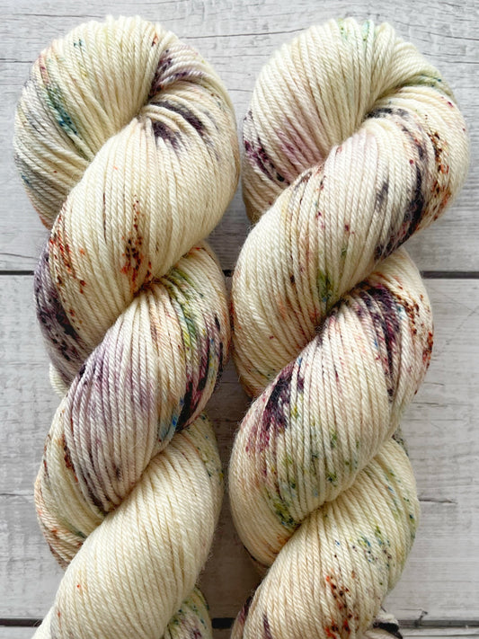 Håndfarvet garn i bluefaced leister uld. Dette håndfarvede bfl garn er farvet med smukke nuancer af lilla, grøn og rød brun