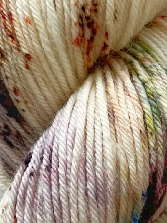 Håndfarvet garn i bluefaced leister uld. Dette håndfarvede bfl garn er farvet med smukke nuancer af lilla, grøn og rød brun