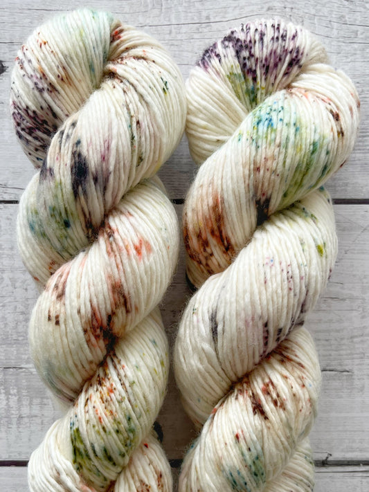 Håndfarvet Single Merino DK strikkes på pind 4. Meget blødt håndfarvet garn til babystrik og børnestrik. Dette bløde og luftige garn er håndfarvet i smukke nuancer af brun, grøn og blå