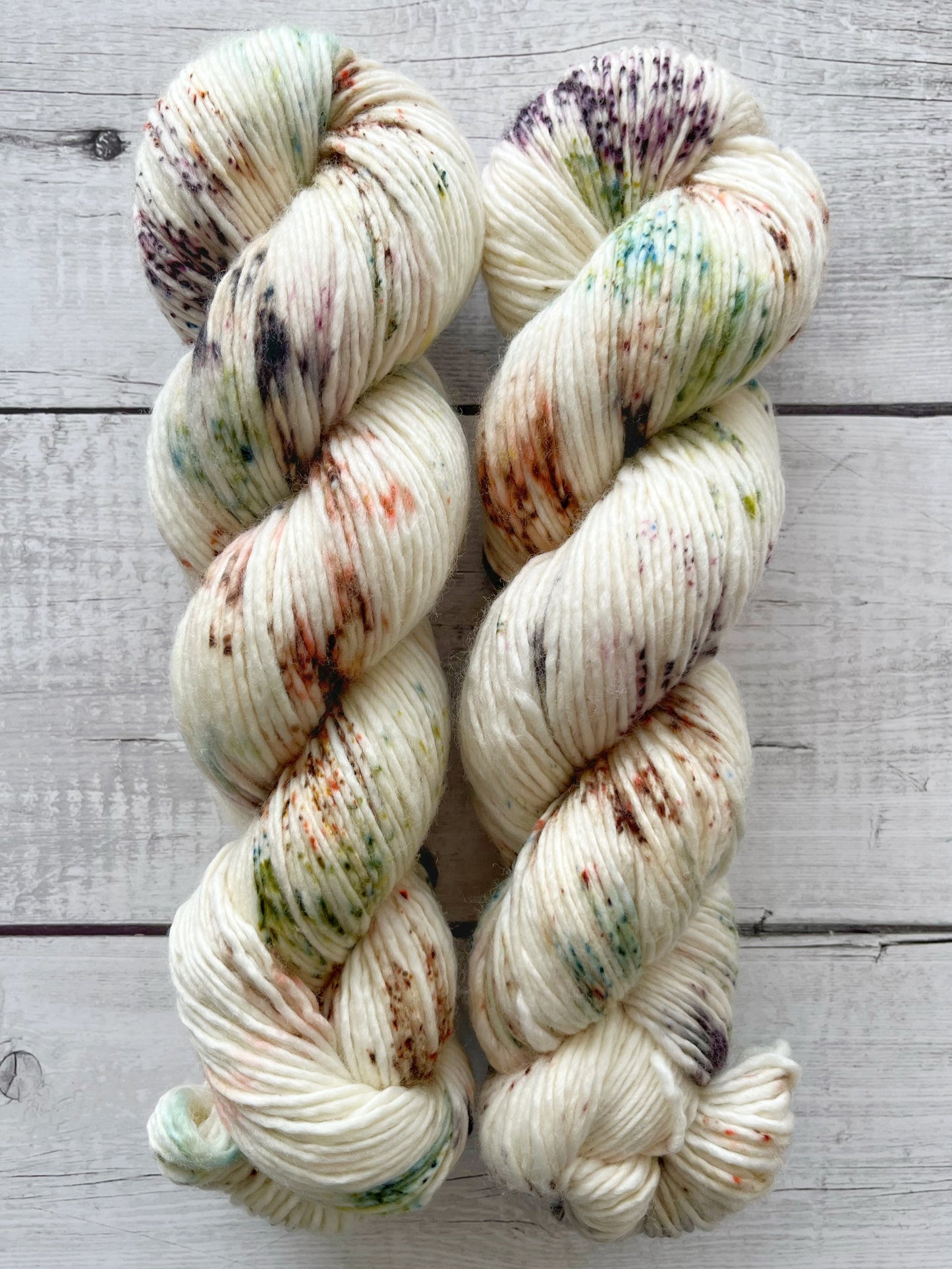 Håndfarvet Single Merino DK strikkes på pind 4. Meget blødt håndfarvet garn til babystrik og børnestrik. Dette bløde og luftige garn er håndfarvet i smukke nuancer af brun, grøn og blå