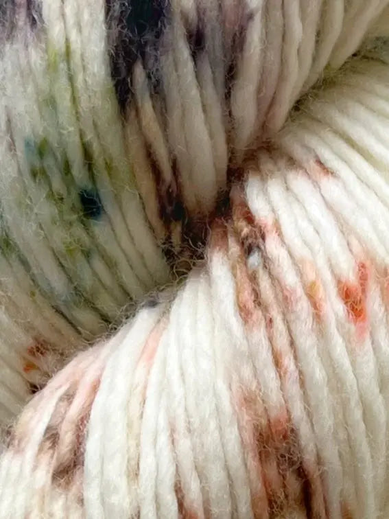 Håndfarvet Single Merino DK strikkes på pind 4. Meget blødt håndfarvet garn til babystrik og børnestrik. Dette bløde og luftige garn er håndfarvet i smukke nuancer af brun, grøn og blå