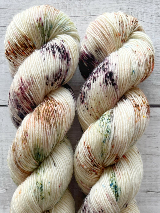 Håndfarvet Single Merino strikkes på pind 3. Meget blødt håndfarvet garn til babystrik og børnestrik. Dette bløde og luftige garn er håndfarvet i smukke nuancer af lilla, grøn og brun