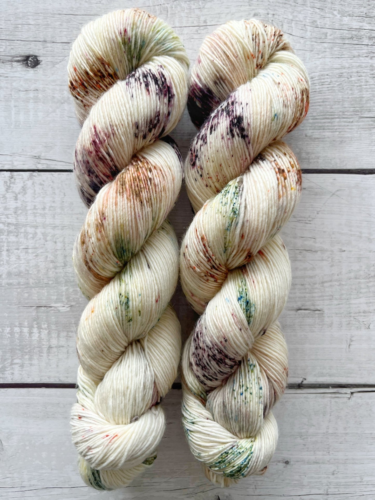 Håndfarvet Single Merino strikkes på pind 3. Meget blødt håndfarvet garn til babystrik og børnestrik. Dette bløde og luftige garn er håndfarvet i smukke nuancer af lilla, grøn og brun