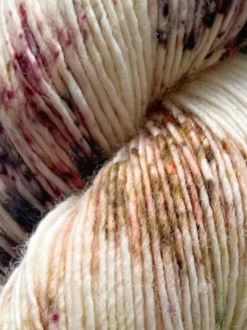Håndfarvet Single Merino strikkes på pind 3. Meget blødt håndfarvet garn til babystrik og børnestrik. Dette bløde og luftige garn er håndfarvet i smukke nuancer af lilla, grøn og brun