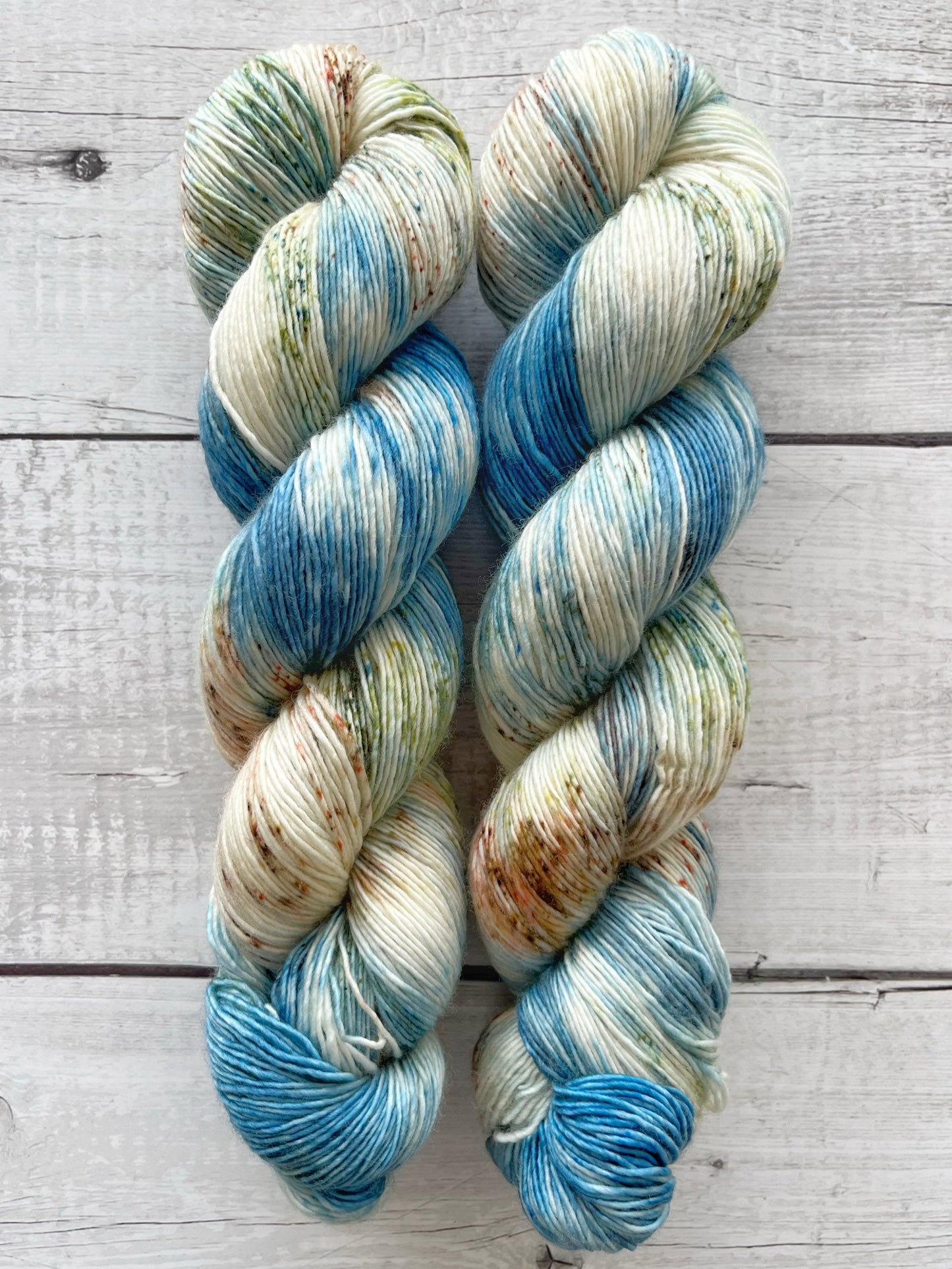 Håndfarvet Single Merino strikkes på pind 3. Meget blødt håndfarvet garn til babystrik og børnestrik. Dette bløde og luftige garn er håndfarvet i smukke nuancer af blå, grøn og brun
