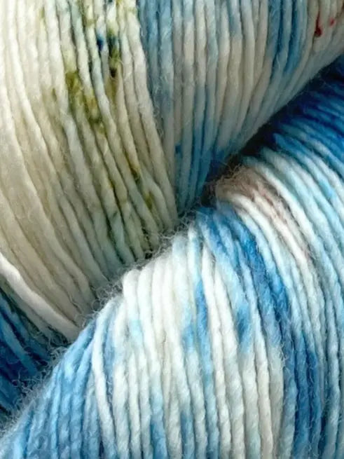 Håndfarvet Single Merino strikkes på pind 3. Meget blødt håndfarvet garn til babystrik og børnestrik. Dette bløde og luftige garn er håndfarvet i smukke nuancer af blå, grøn og brun