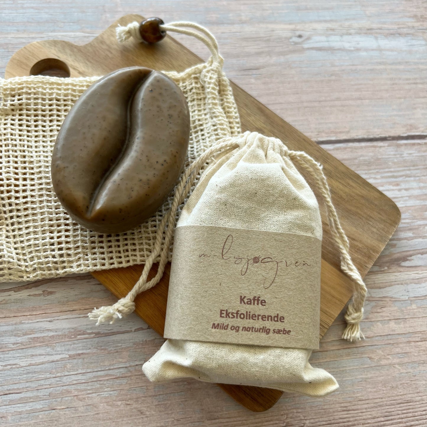 Mild og naturlig sæbe til hænder, krop og ansigt. Håndlavet sæbe bar med kaffe. Denne kaffesæbe er uden parfume