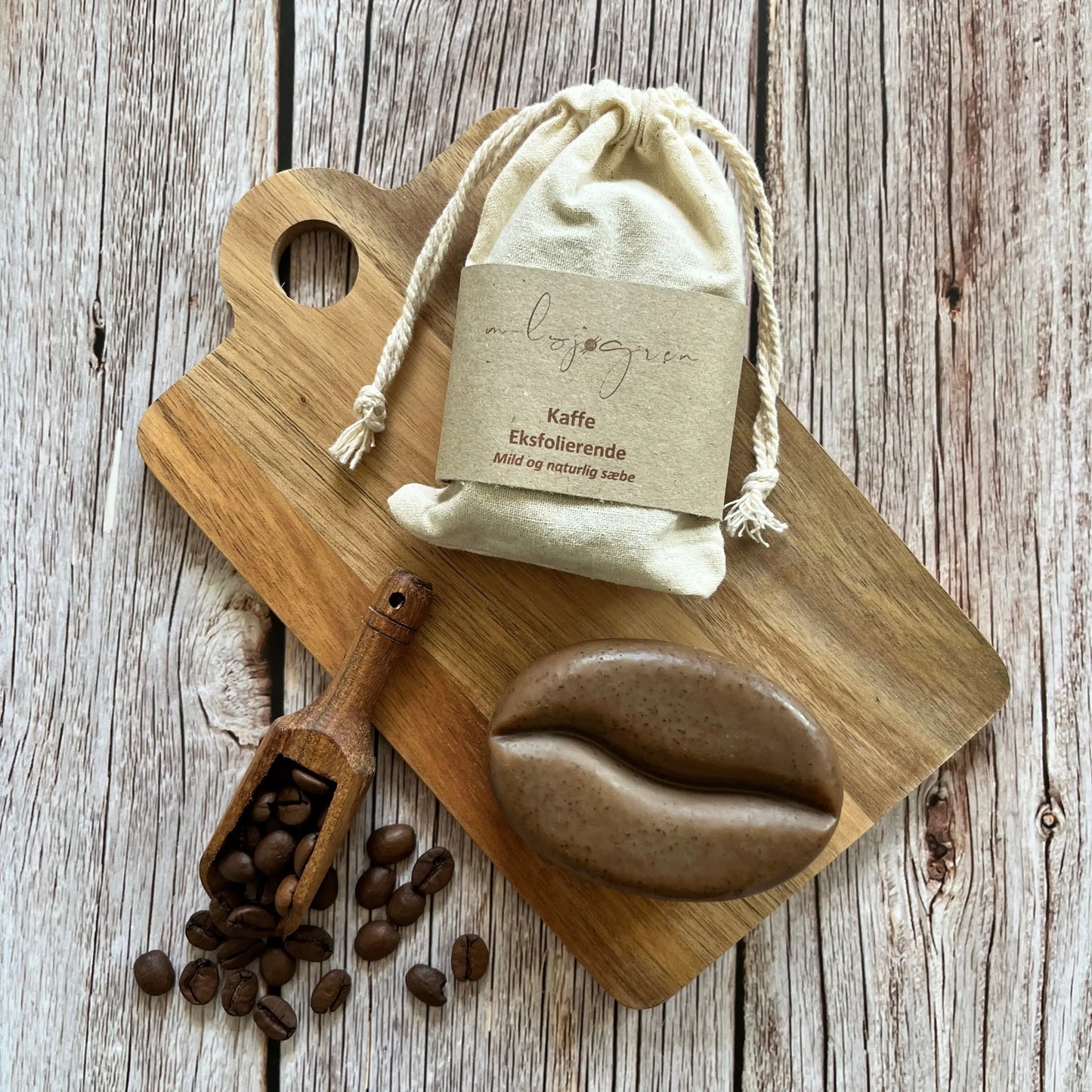 Mild og naturlig sæbe til hænder, krop og ansigt. Håndlavet sæbe bar med kaffe. Denne kaffesæbe er uden parfume