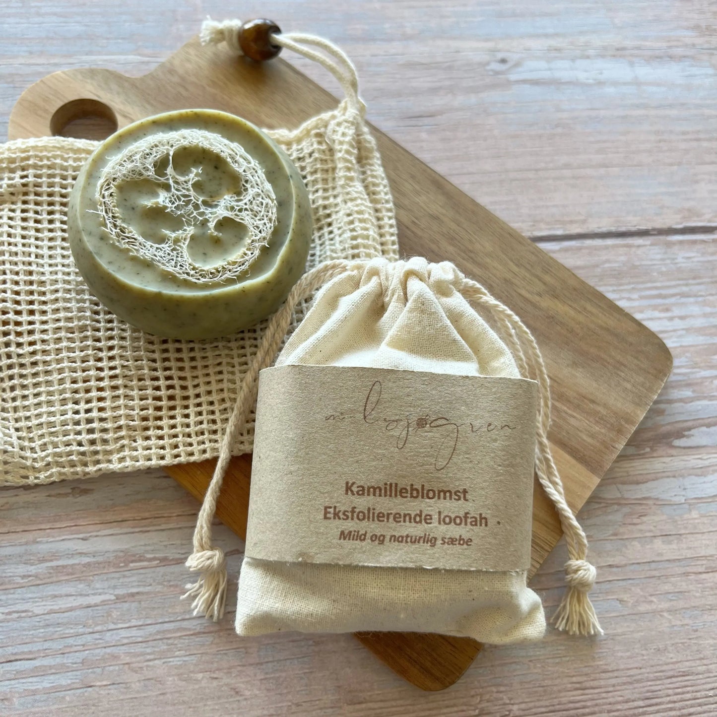 Mild og naturlig sæbe til hænder, krop og ansigt. Håndlavet sæbe bar med kamilleblomst. Denne eksfolierende sæbe med loofah er uden parfume