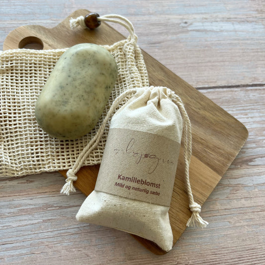 Mild og naturlig sæbe til hænder, krop og ansigt. Håndlavet sæbe bar med kamilleblomst. Denne sæbe er uden parfume