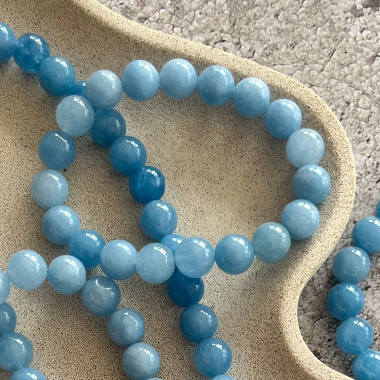 Håndlavet krystal armbånd med blå akvamarin perler.