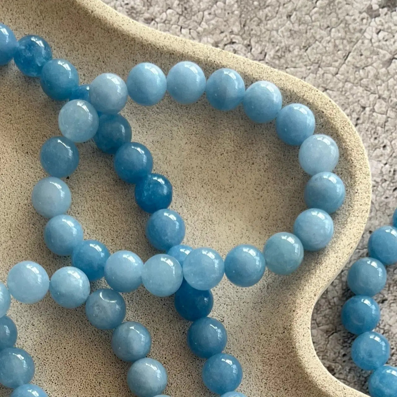 Håndlavet krystal armbånd med blå akvamarin perler.